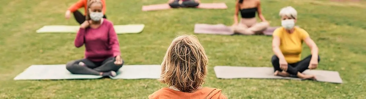 Adultos haciendo ejercicio