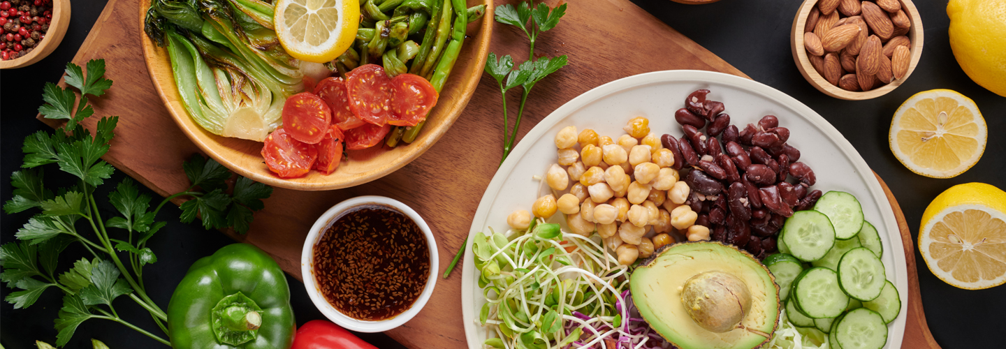 Mesa con distintos tipos de alimentos saludables