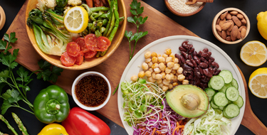 Mesa con distintos tipos de alimentos saludables