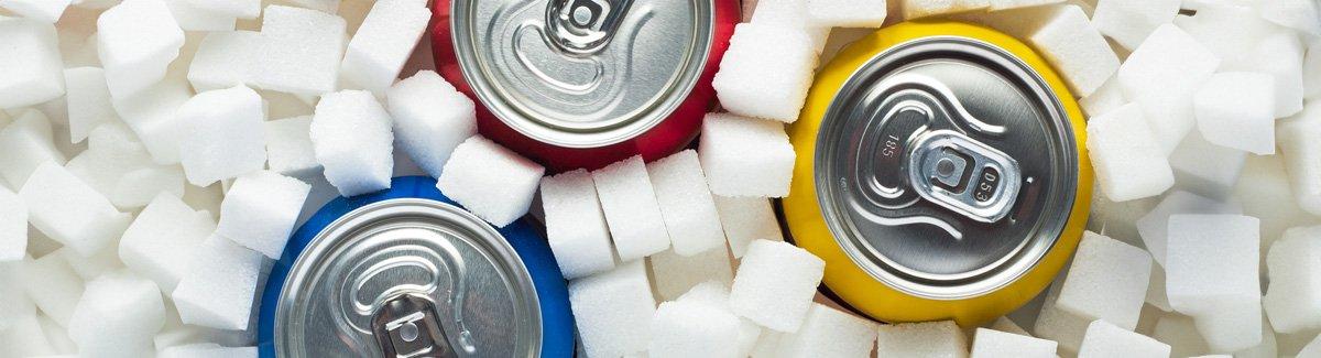 3 latas de gaseosas con cubos de azúcar