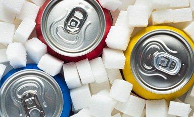 3 latas de gaseosas con cubos de azúcar