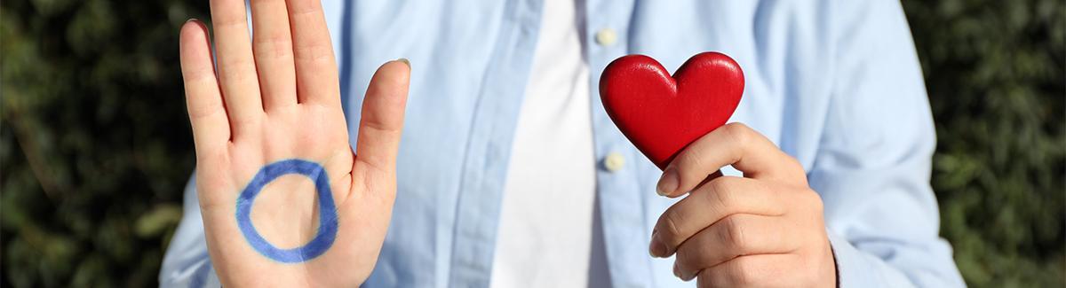 Persona enseñando la palma de su mano