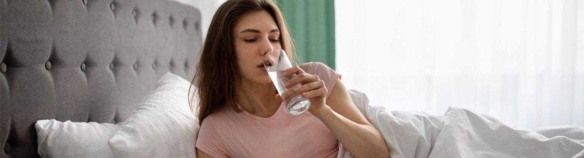 Persona tomando agua en ayunas