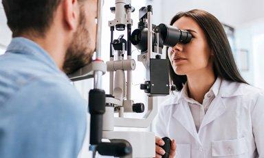 Doctora examina los ojos de un paciente