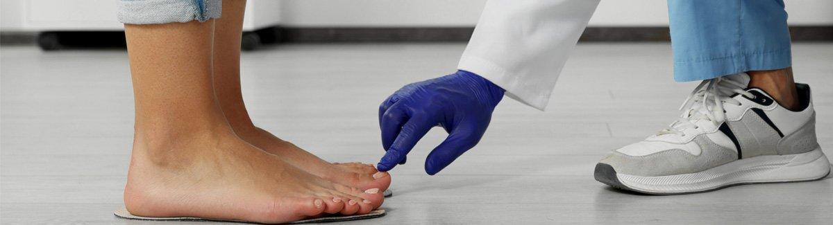 ”Doctor tocando un dedo del pie de una paciente"