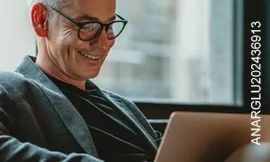  Hombre adulto sonriendo frente al computador