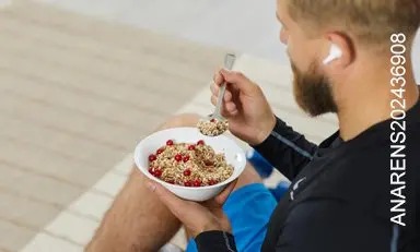 Hombre como de un plato con granola.