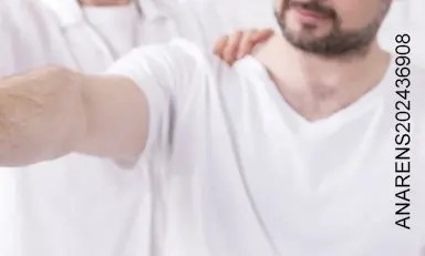 Hombre estira su brazo con ayuda de otra persona