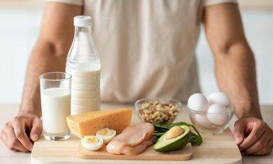  Hombre presenta tabla con alimentos saludables