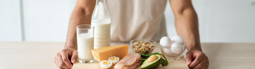  Hombre presenta tabla con alimentos saludables