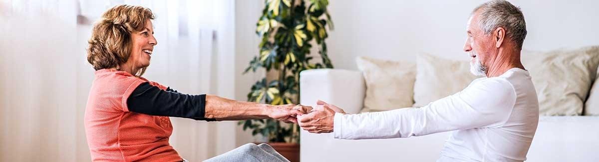 Hombre y mujer adultos haciendo ejercicio