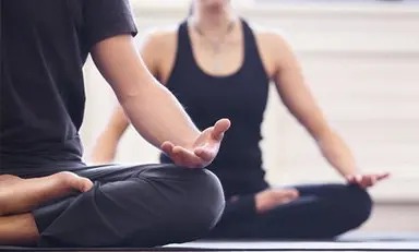  Hombre y mujer meditan sentados en el piso