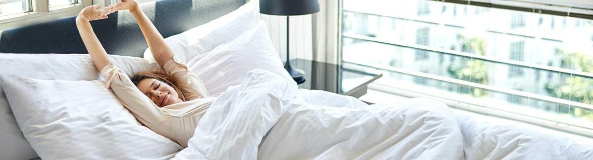 Mujer en cama despertandose