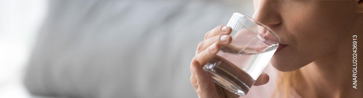 Mujer tomando baso con agua