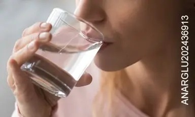 Mujer tomando baso con agua