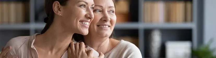 Mujeres abrazándose