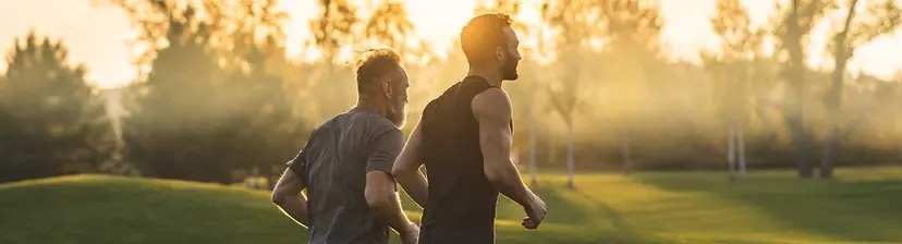 Dos hombres trotando 