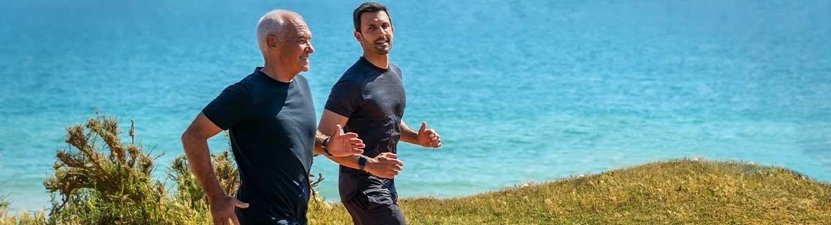 Dos hombres trotando