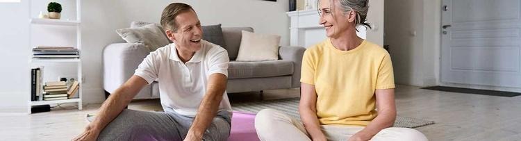 Hombre y mujer sentados en el suelo